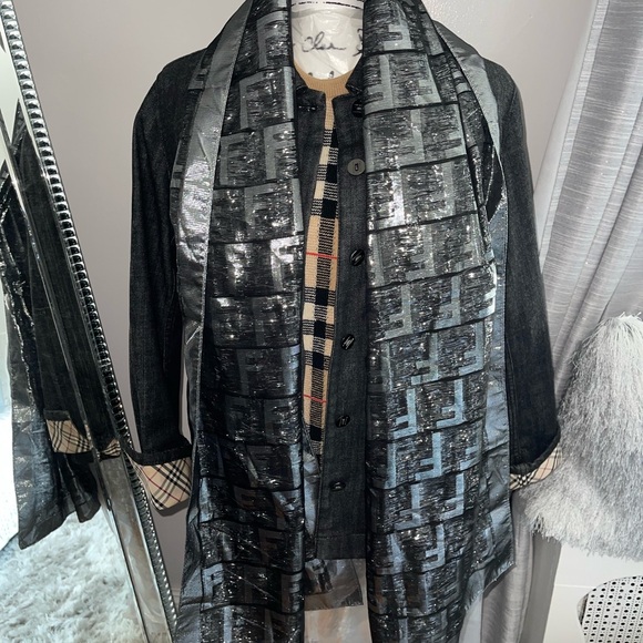 Preloved Fendi silk scarf gorgeous condition size is 70” long and 18”wide - Picture 6 of 15